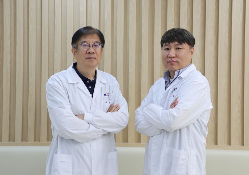 공기 중 미세·나노플라스틱의 최소유해용량을 제시한 국가독성과학연구소(KIT) 연구진 윤석주 책임연구원과 한형윤 선임연구원(왼쪽부터). KIT 제공