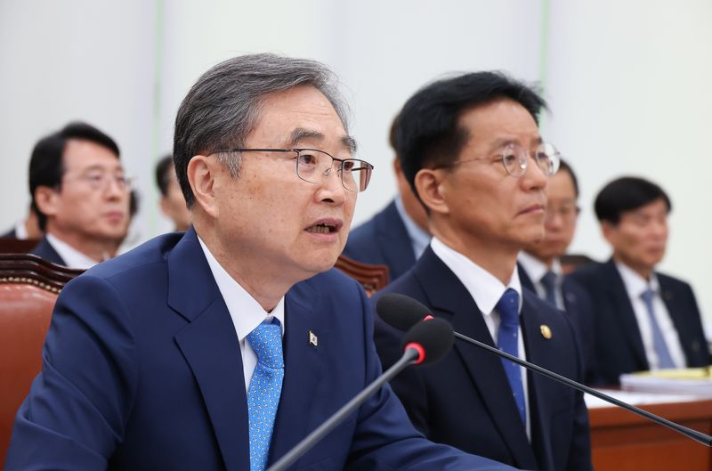 조현 외교부 장관이 19일 국회에서 열린 외교통일위원회 전체회의에서 질의에 답변하고 있다.연합뉴스