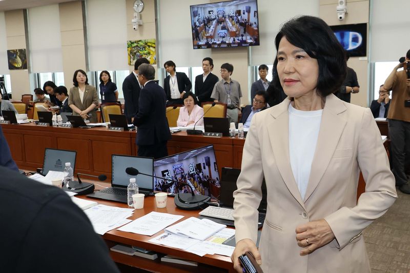 19일 국회에서 열린 과학기술정보방송통신위원회 전체회의에서 여야 위원들이 국민의힘 이진숙 의원의 퇴장을 놓고 논쟁을 벌이자 송기헌 위원장이 정회를 선언했고, 이 의원이 회의장을 나서고 있다. 연합뉴스