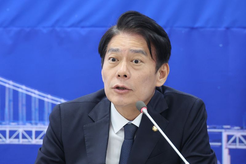 한민수 더불어민주당 최고위원이 19일 부산 동구 민주당 부산시당에서 열린 현장 최고위원회의에서 발언하고 있다. 2026.8.19/뉴스1