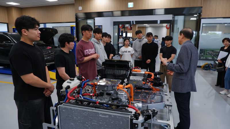 현대자동차에 만들어진 울산대학교 '엣지캠(EdgeCam)'에서 기계자동차공학트랙 학생들이 자동차 구조에 대해 설명을 듣고 있다. 울산대학교 제공