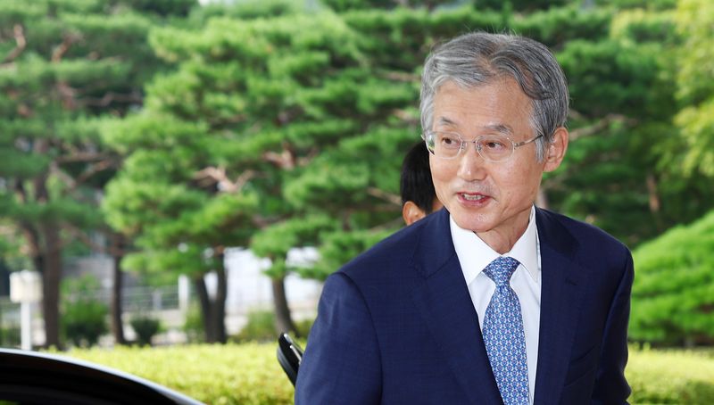 조희대 대법원장이 19일 서울 서초구 대법원으로 출근하고 있다. 조 대법원장은 지난 18일 노태악 전 대법관과 이흥구 대법관의 후임으로 손봉기 대구지방법원 부장판사와 김성수 서울고등법원 부장판사를 이재명 대통령에게 서면으로 임명 제청했다. 뉴시스
