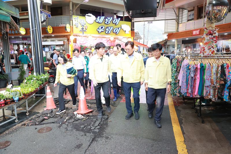 이병권 중기부 2차관이 지난 18일 경남 호우피해를 본 전통시장을 찾아 점검하고 있다. 중기부 제공