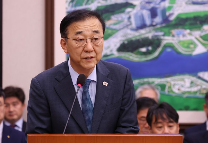 김윤덕 국토교통부 장관이 11일 오후 서울 여의도 국회에서 열린 국토교통위원회 제1차 전체회의에서 업무보고를 하고 있다. 뉴시스
