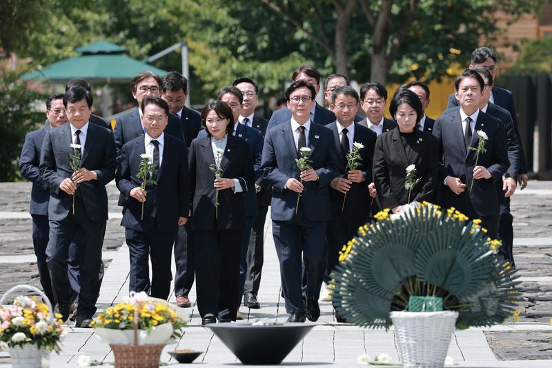 김민석 더불어민주당 대표와 한병도 원내대표, 최민희 최고위원 등 지도부가 지난 8월 19일 경남 김해시 봉하마을 노무현 전 대통령 묘역을 참배하고 있다.