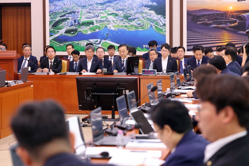 김윤덕 국토교통부 장관이 19일 오전 서울 여의도 국회에서 열린 국토교통위원회 전체회의에서 의원질의에 답하고 있다. 뉴스1