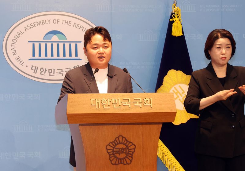 국민의힘 최준영 책임당원이 19일 국회 소통관에서 윤민우 중앙윤리위원장의 사퇴를 촉구하는 성명서 발표 기자회견을 하고 있다. 사진=박범준 기자