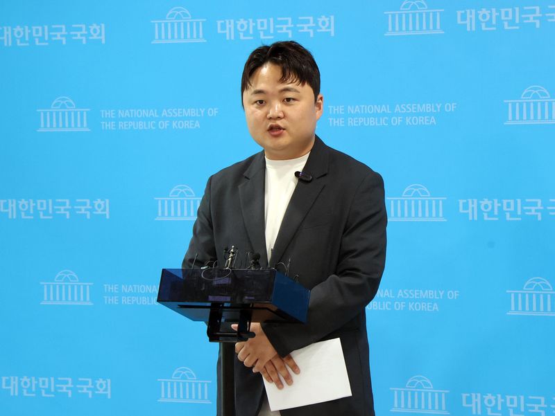 국민의힘 최준영 책임당원이 19일 국회 소통관에서 윤민우 중앙윤리위원장의 사퇴를 촉구하는 성명서 발표 기자회견을 하고 있다. 사진=박범준 기자