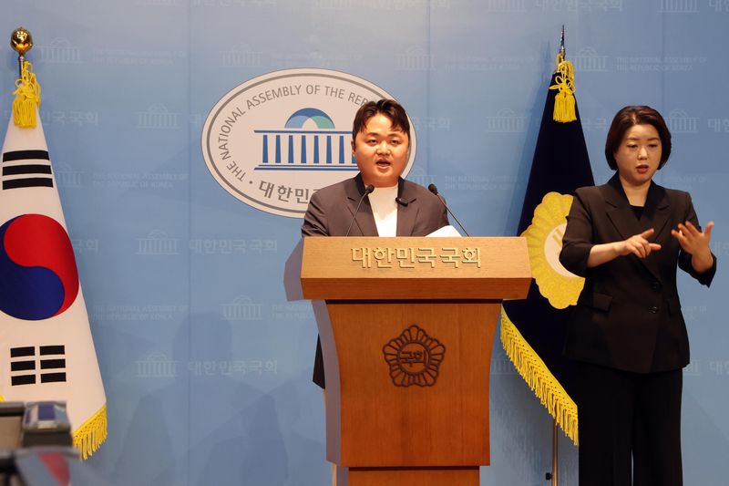 국민의힘 최준영 책임당원이 19일 국회 소통관에서 윤민우 중앙윤리위원장의 사퇴를 촉구하는 성명서 발표 기자회견을 하고 있다. 사진=박범준 기자