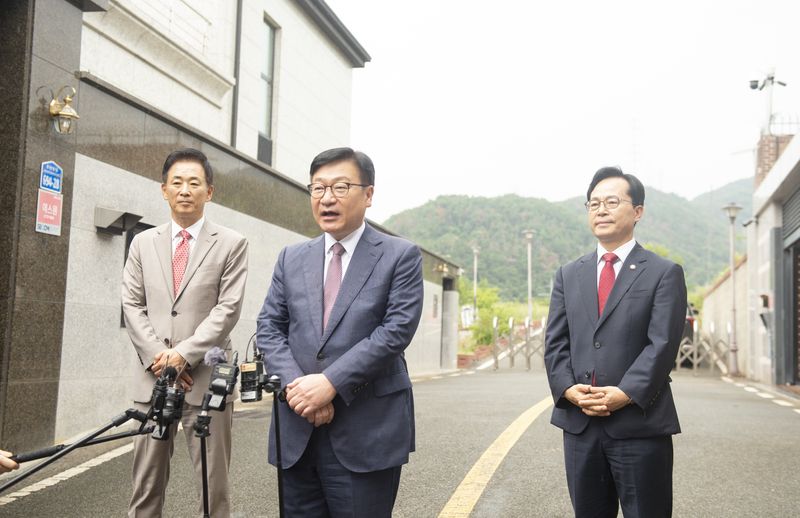 정점식 국민의힘 원내대표(가운데)가 19일 오전 대구 달성군 유가읍 박근혜 전 대통령 사저를 예방한 뒤 취재진의 질문에 답하고 있다. 왼쪽은 유영하 의원, 오른쪽은 윤용근 원내대표 비서실장. 뉴스1
