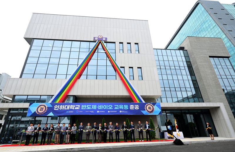 박찬대 시장이 19일 인하대학교에서 열린 '인하대학교 반도체·바이오 교육동 준공식'에서 조명우 인하대 총장 및 내빈들과 준공 테이프커팅을 하고 있다. 인천시 제공.