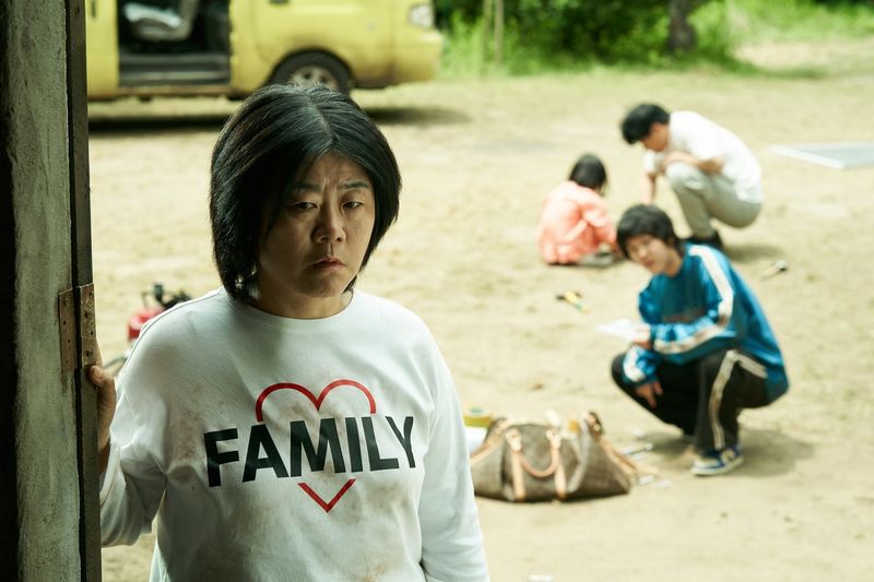 '경주기행'에서 엄마 옥실 역의 이정은을 중심으로 드라마 '동백꽃 필 무렵'에서 모녀로 만난 공효진, 영화 '기생충'에서 호흡을 맞춘 박소담, 그리고 이연이 세 딸 장주·영주·동주로 뭉쳤다. 롯데엔터테인먼트 제공