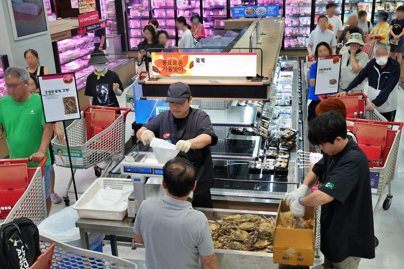 지난해 서울 은평구 롯데마트 그랑그로서리 은평점 꽃게 매대에서 고객이 꽃게를 살펴보고 있다. 롯데마트 제공
