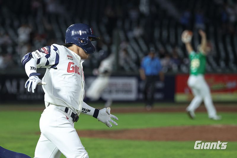 [서울=뉴시스] 프로야구 롯데 자이언츠 황성빈이 18일 부산 사직구장에서 열린 2026 신한 쏠 KBO리그 키움 히어로즈와의 경기에서 안타를 치고 있다. (사진=롯데 자이언츠 제공) 2026.08.18. *재판매 및 DB 금지