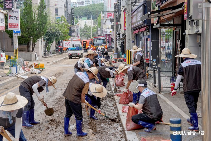 BNK금융그룹이 집중호우로 피해를 입은 경남 거제지역을 찾아 주민들의 일상 회복을 위한 지원에 나섰다. BNK금융그룹 제공