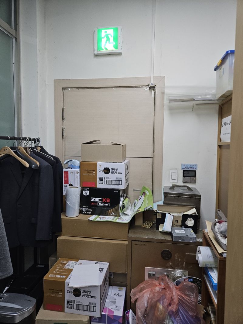 비상구가 폐쇄된 모습. 부산소방재난본부 제공