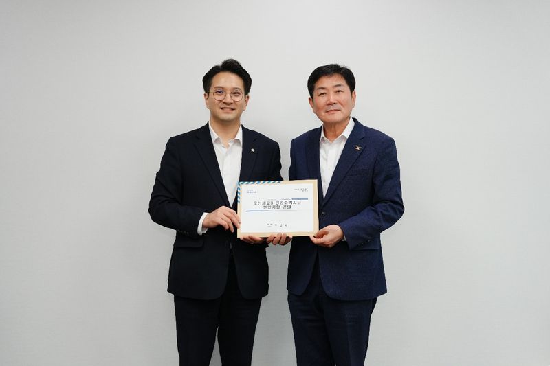 조용호 오산시장(오른쪽)이 19일 국회를 방문해 국회 국토교통위원회 소속 더불어민주당 전용기 국회의원을 만나 세교3지구 현안과 관련한 협조를 건의했다. 오산시 제공