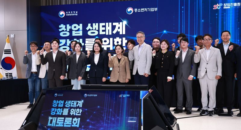 한성숙 국무총리가 19일 오후 마포구 SVC서울에서 열린 창업생태계 강화 토론회에서 참석자들과 기념촬영을 하고 있다. 2026.8.19 ⓒ 뉴스1 구윤성 기자