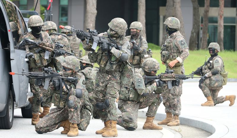 사주경계 중인 장병들 (출처=연합뉴스)