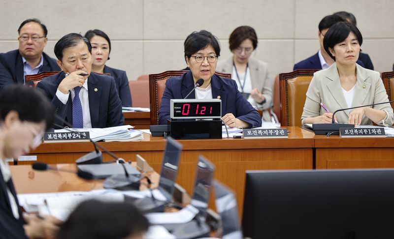 정은경 보건복지부 장관(가운데)이 19일 서울 여의도 국회에서 열린 보건복지위원회 전체회의에서 의원 질의에 답하고 있다. 뉴스1