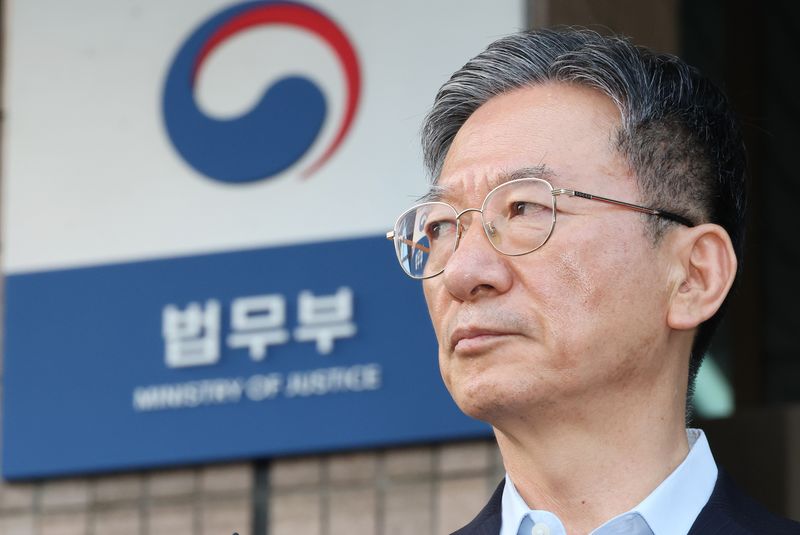 건강상 이유와 함께 "검찰개혁 관련 주요 입법이 마무리됐다"는 취지로 사퇴 이유를 밝힌 정성호 법무부 장관이 지난 18일 과천 법무부 청사를 나서고 있다. 연합뉴스