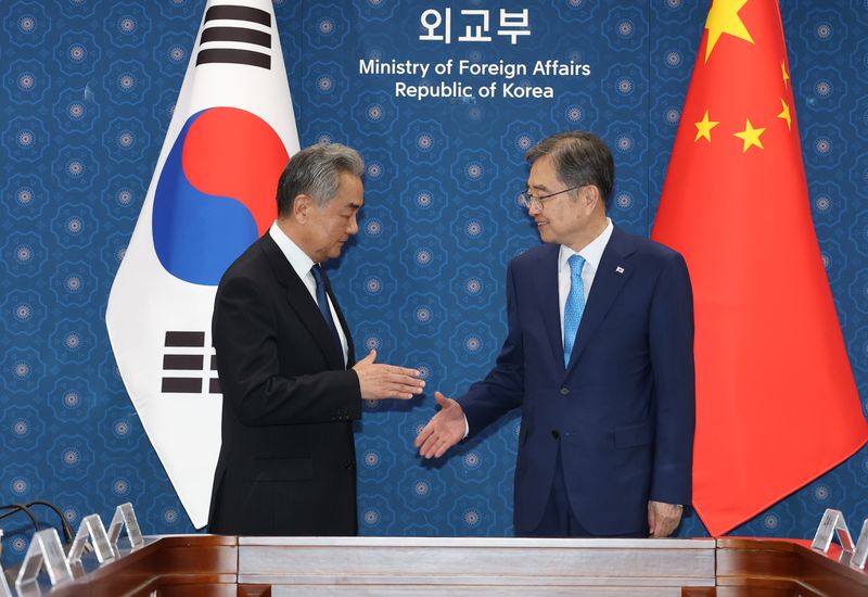 조현 외교부 장관과 왕이 중국 외교부장 겸 공산당 중앙외사판공실 주임이 19일 오후 서울 종로구 외교부에서 한중 외교장관회담에 앞서 악수하고 있다. 공동취재