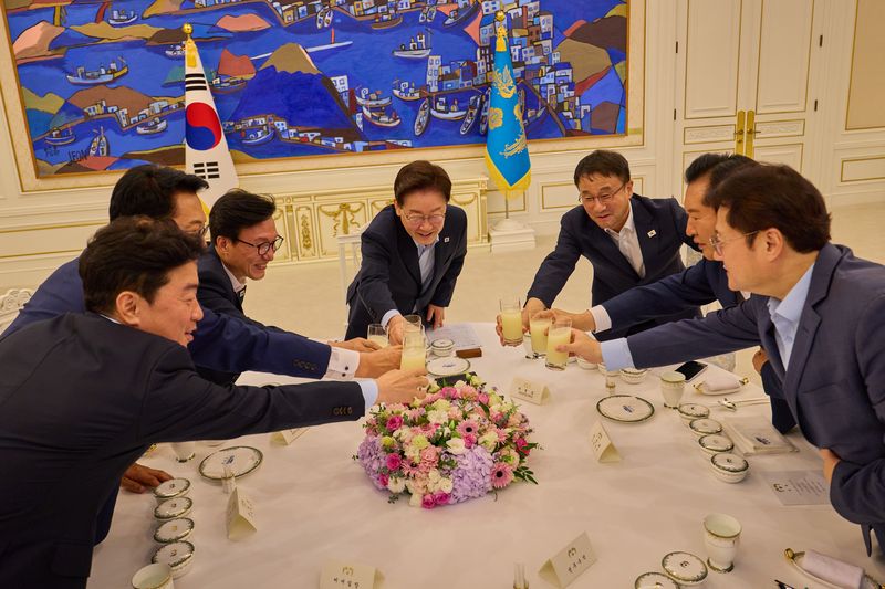이재명 대통령이 지난 19일 청와대에서 열린 더불어민주당 당대표·후보자 만찬 간담회에서 김민석 신임 대표와 정청래·송영길 후보와 건배하고 있다. 왼쪽부터 강훈식 비서실장, 송영길 후보, 김민석 대표, 이재명 대통령, 한병도 원내대표, 정청래 후보, 홍익표 정무수석. 청와대 제공