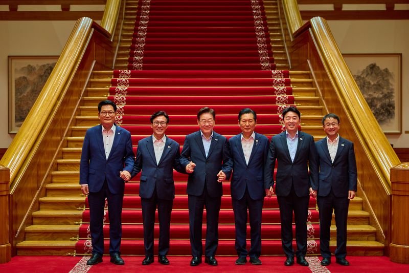 [서울=뉴시스] 김진아 기자= 이재명 대통령이 19일 청와대에서 더불어민주당 당대표·후보자 만찬 간담회에 앞서 기념촬영을 하고 있다. 왼쪽부터 송영길 후보, 김민석 더불어민주당 대표, 이 대통령, 정청래 후보, 강훈식 비서실장, 한병도 원내대표. (사진=청와대 제공) 2026.08.19. photo@newsis.com *재판매 및 DB 금지