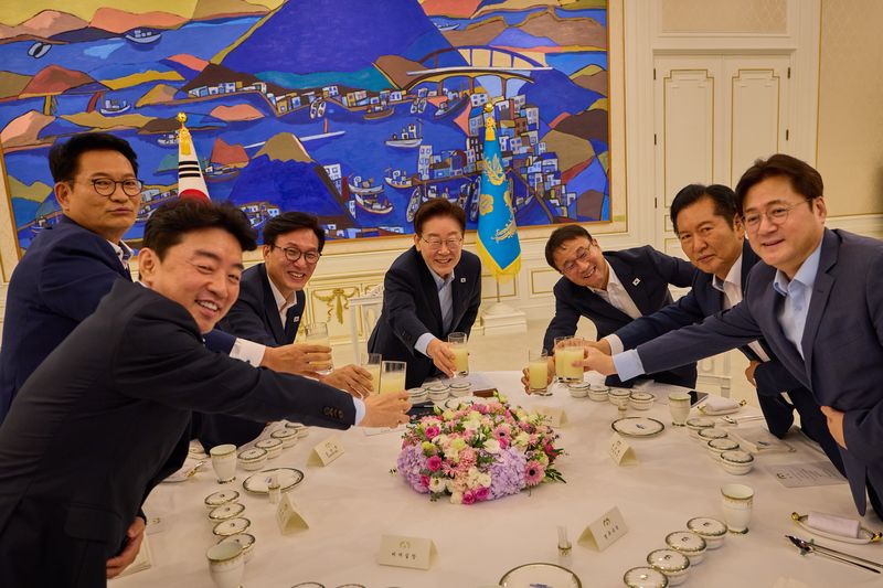 이재명 대통령이 19일 청와대에서 열린 더불어민주당 당대표·후보자 초청 만찬에서 참석자들과 건배하고 있다. 왼쪽부터 강훈식 비서실장, 송영길 후보, 김민석 대표, 이 대통령, 한병도 원내대표, 정청래 후보, 홍익표 정무수석 연합뉴스