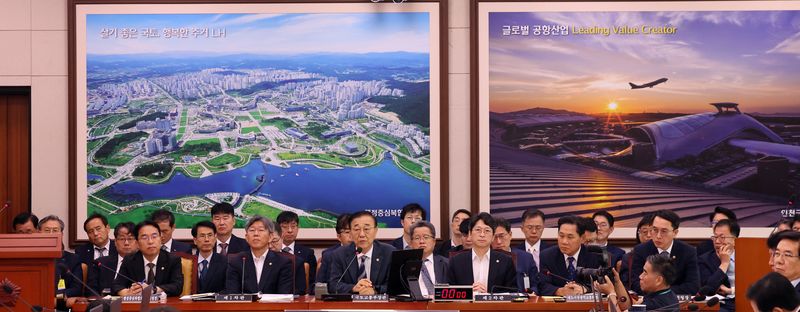 김윤덕 국토교통부 장관이 19일 오전 서울 여의도 국회에서 열린 국토교통위원회 전체회의에서 의원질의에 답하고 있다. 2026.8.19 ⓒ 뉴스1 황기선 기자