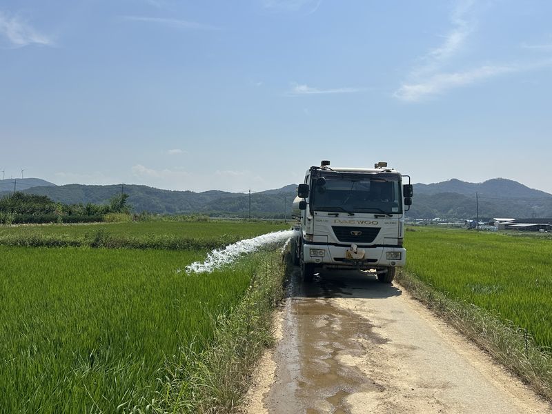 논에 물을 대고 있는 살수차. 뉴시스
