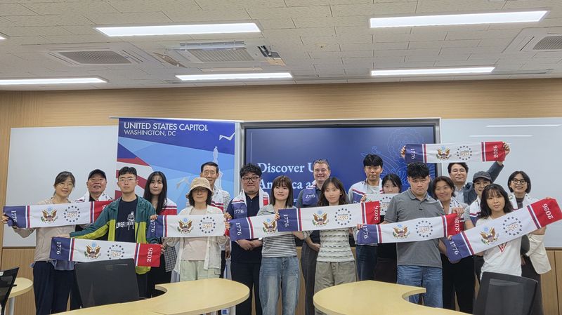 제주대학교 학생과 지역 청년·도민들이 18일 제주대 산학협력관에서 열린 주한미국대사관 연계 ‘Discover U.S. 글로벌 의사소통 역량강화 프로그램’에 참여한 뒤 기념촬영하고 있다. 제주대 RISE사업단은 오는 9월부터 2027년까지 미국 사회·문화와 혁신 등을 영어로 토론하는 프로그램을 정기적으로 운영할 계획이다. /사진=제주대학교 제공