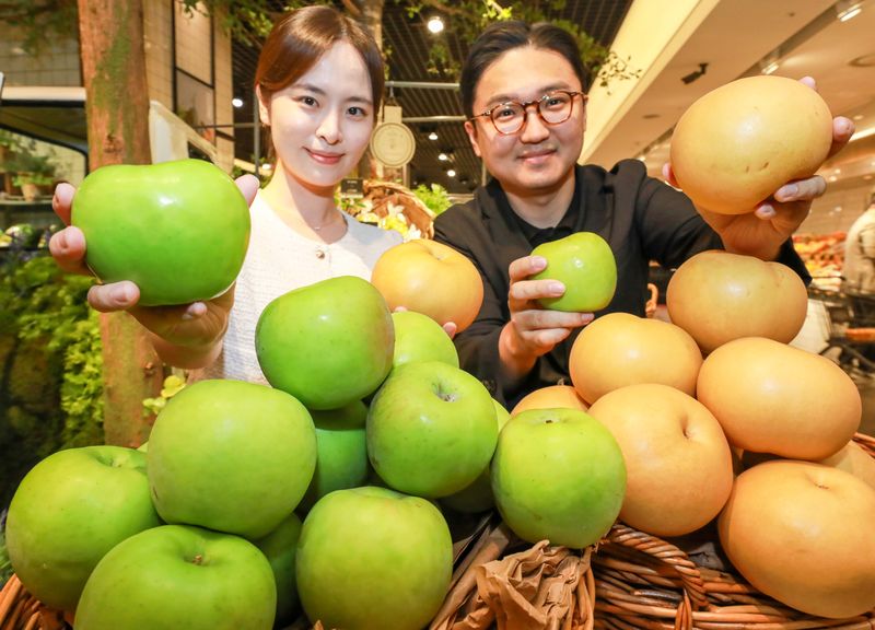 29일 오후 서울 강남구 현대백화점 무역센터점 지하 1층 식품관에서 직원들이 올해 첫 수확한 햇사과, 햇배를 소개하고 있다. (사진은 기사 내용과 무관함) / 뉴스1 ⓒ News1