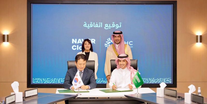 2025년 5월 네이버클라우드가 사우디아라비아 주택공사와 전략합작법인 네이버 이노베이션 설립 계약을 맺었다. (왼쪽 뒤부터 시계방향으로) 채선주 네이버 전략사업 대표, 마제드 알 호가일 사우디 자치행정주택부 장관, 라이얀 알아킬 NHC 이노베이션 CEO, 한상영 네이버클라우드 글로벌DX&이노베이션 전무. 네이버 제공