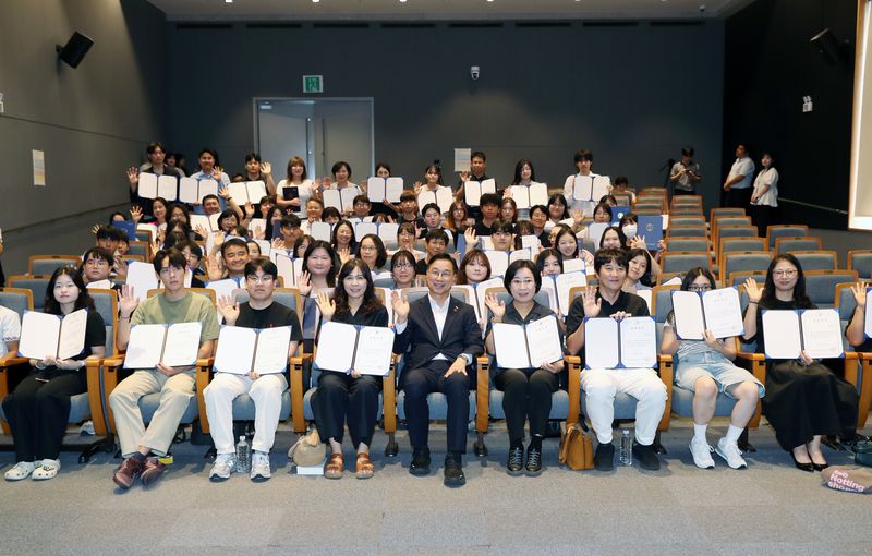 위성곤 제주도지사와 ‘2026년 제주인재육성 장학금 및 미래이음 장학금’ 장학생들이 19일 제주문학관 대강당에서 장학증서를 받은 뒤 기념촬영하고 있다. 제주도와 제주평생교육장학진흥원은 올해 제주인재육성 장학생 197명과 미래이음 장학생 100명 등 297명에게 총 8억3200만원을 지원했다. /사진=제주특별자치도 제공