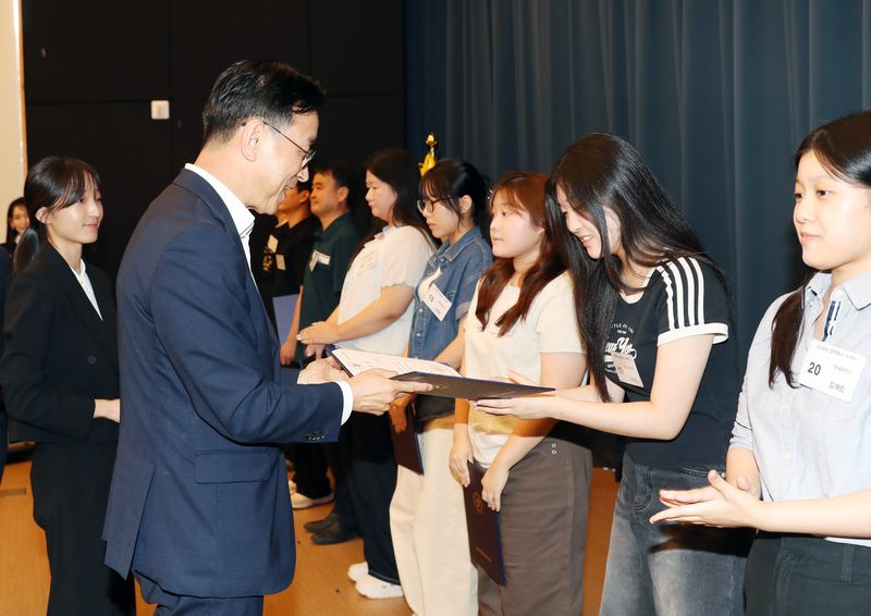 위성곤 제주도지사가 19일 제주문학관에서 열린 장학증서 수여식에서 장학생에게 증서를 전달하고 있다. 제주도는 올해 처음으로 제주 미래산업 분야 대학원생을 지원하는 전략산업 트랙을 신설해 1인당 300만원의 장학금을 지원한다. /사진=제주특별자치도 제공
