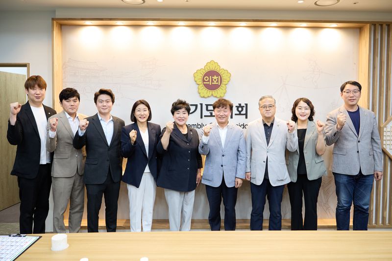 용인특례시의회가 경기도의회를 방문해 기념촬영을 하고 있다. 시의회 제공