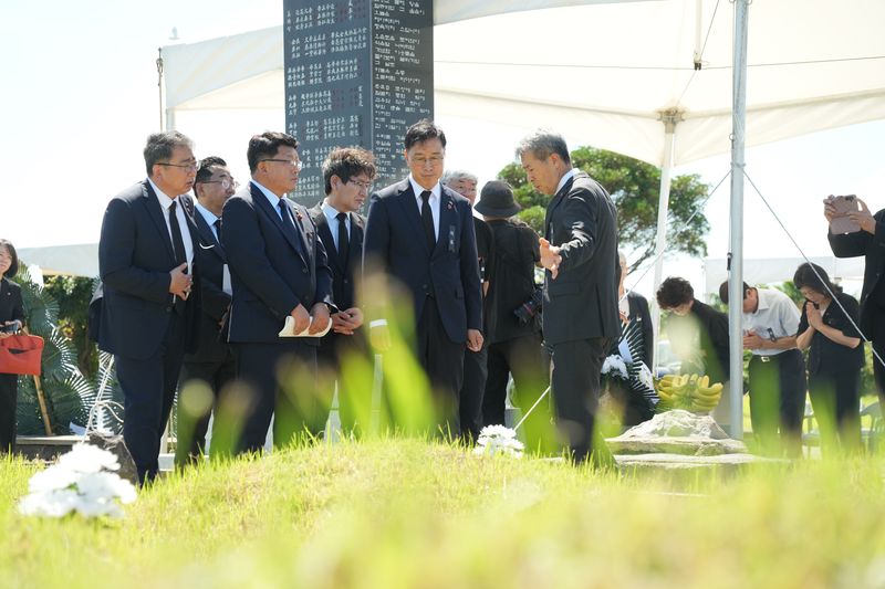 위성곤 제주도지사와 참석자들이 섯알오름 예비검속 희생자 묘역을 둘러보며 희생의 역사에 대한 설명을 듣고 있다. 제주도는 희생자 명예회복과 역사교육을 위해 ‘제주 예비검속 백조일손 역사관’을 올해 증축할 계획이다. /사진=제주특별자치도 제공