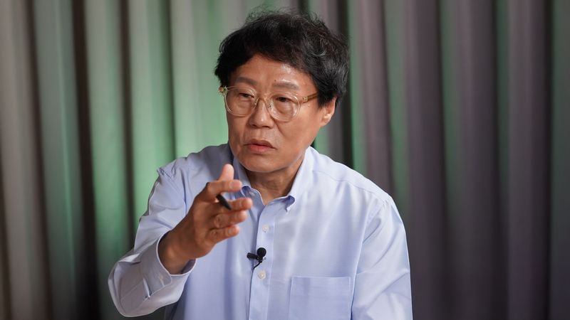 박재근 한양대 융합전자공학부 석학교수가 30일 서울 서초구 파이낸셜뉴스 사옥에서 노동일 주필과 대담을 진행하고 있다. 사진=최인철 PD