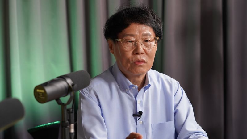 박재근 한양대 융합전자공학부 석학교수가 30일 서울 서초구 파이낸셜뉴스 사옥에서 노동일 주필과 대담을 진행하고 있다. 사진=최인철 PD