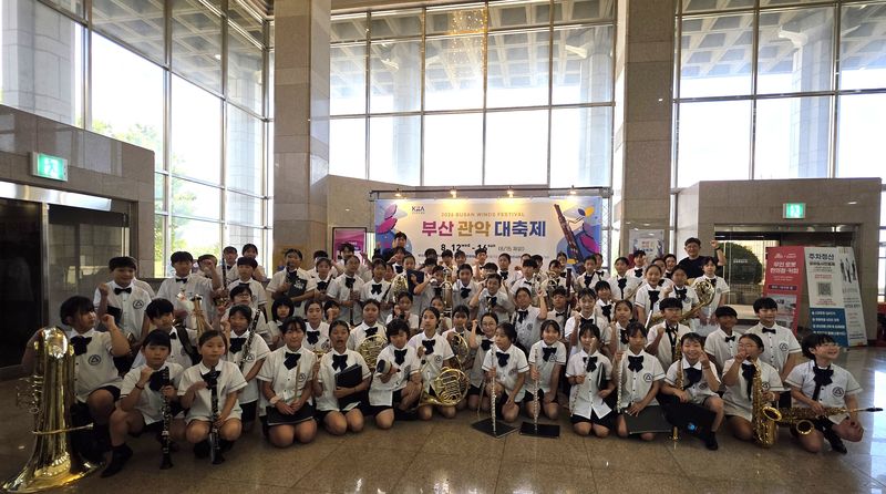 삼화초등학교 소리울림 윈드오케스트라 단원들이 13일 부산문화회관에서 열린 제50회 대한민국 관악경연대회에서 초등부 대상을 받은 뒤 기념촬영하고 있다. 제주지역 초등학교 관악단이 전국 단위 관악경연대회 정상에 오른 것은 이번이 처음이다. /사진=삼화초등학교 제공