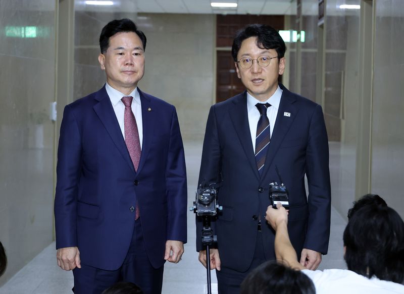 더불어민주당 천준호 원내운영수석부대표(오른쪽)와 국민의힘 김승수 원내운영수석부대표가 20일 국회에서 본회의 안건 조율을 한 뒤 나와 기자들에게 회의 내용을 설명하고 있다. 연합뉴스