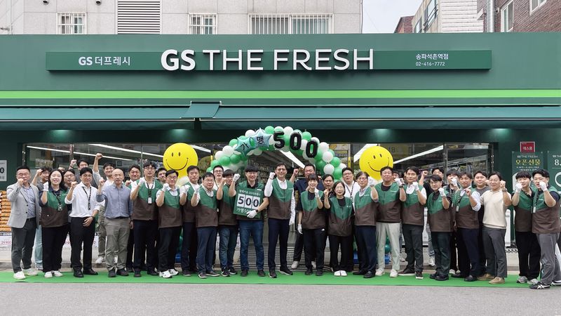 20일 서울 송파구 GS더프레시 송파석촌역점 앞에서 오병상 송파석촌역점 경영주(가운데 왼쪽)와 허서홍 GS리테일 대표이사(가운데 오른쪽)를 비롯한 관계자들이 가맹 500호점 오픈식에 참여해 기념사진을 찍고 있다. GS리테일 제공