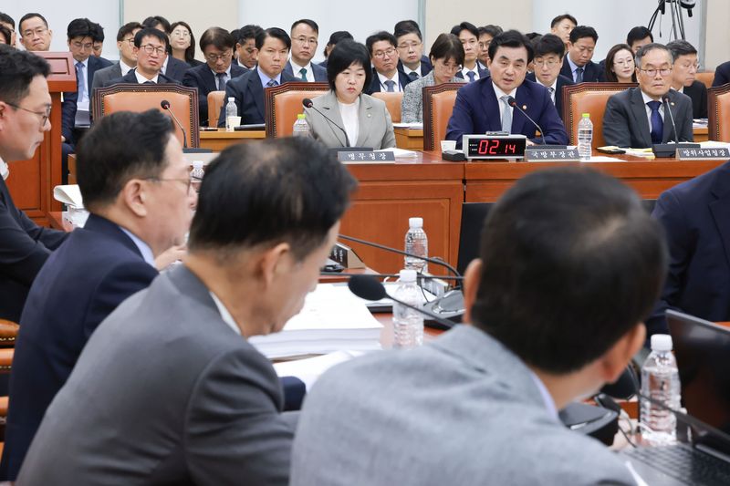 안규백 국방부 장관이 20일 국회 국방위원회 전체회의에서 국방위원인 국민의힘 성일종 의원의 도널드 트럼프 미국 대통령 '북한 57개 핵무기 보유' 발언 관련 질의에 답하고 있다. 연합뉴스