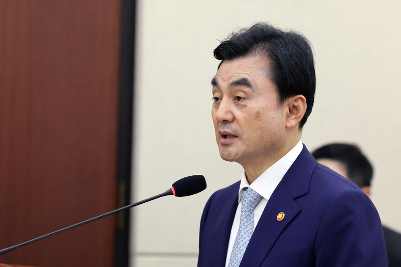 안규백 국방부 장관이 20일 오전 서울 여의도 국회에서 열린 국방위원회 전체회의에서 업무보고를 하고 있다. 뉴스1