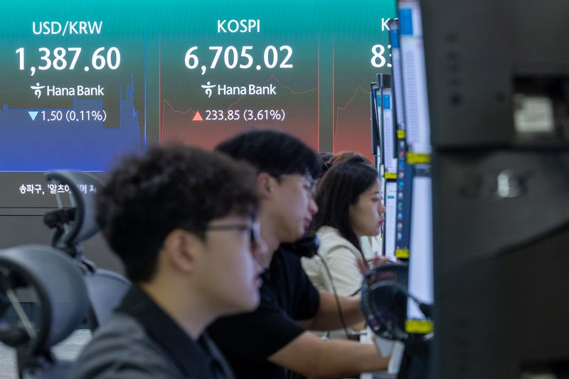 20일 오전 서울 중구 하나은행 딜링룸 전광판에 코스피, 코스닥 지수, 달러·원 환율 개장 후 시황이 나오고 있다. 2026.8.20 ⓒ 뉴스1 안은나 기자