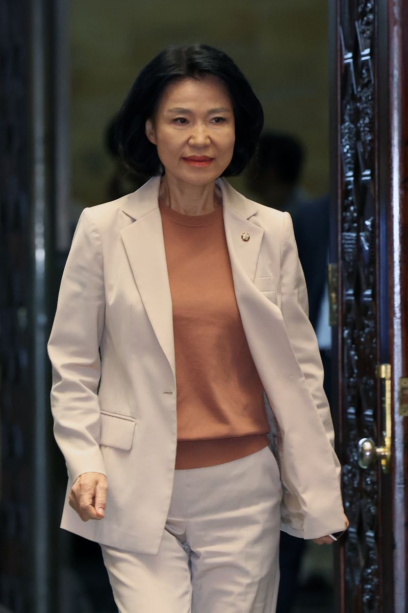 이진숙 국민의힘 의원이 20일 오전 서울 여의도 국회에서 열린 의원총회에 참석하고 있다. 뉴스1