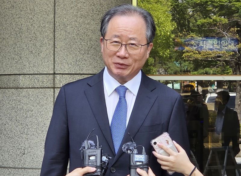 김석준 부산시교육감이 20일 부산지법에서 열린 2심 선고 공판에서 무죄를 선고받은 뒤 소감을 밝히고 있다. 연합뉴스 제공