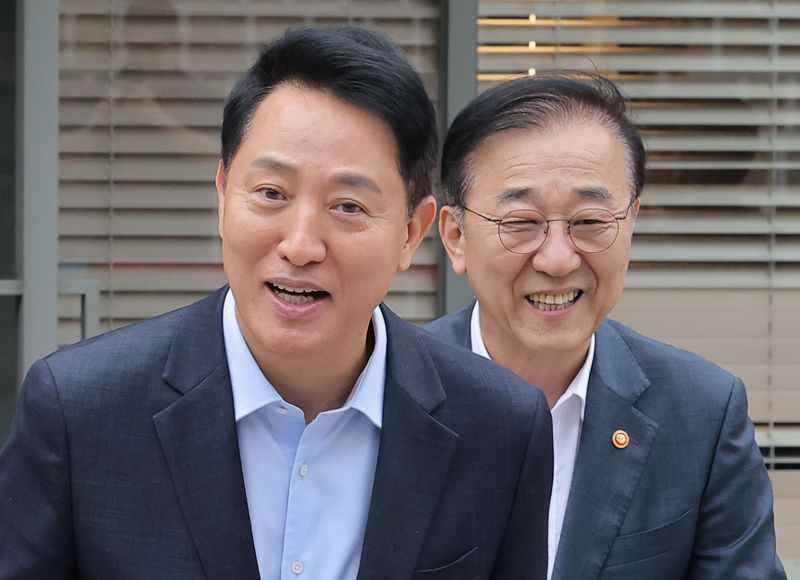 20일 서울 중구 한 식당에서 김윤덕 국토교통부 장관과 오세훈 서울시장이 용산공원 주택 공급 등 서울 주택 현안에 대한 면담을 마친 뒤 자리를 떠나고 있다. 연합뉴스