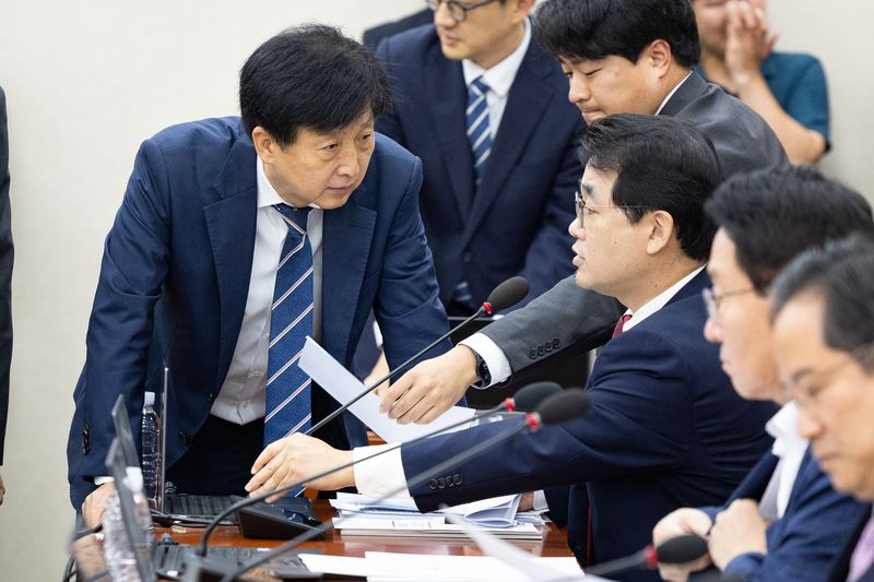 국회 재정경제기획위원회 여야 간사인 오기형 더불어민주당, 배준영 국민의힘 의원이 20일 서울 여의도 국회에서 열린 제438회 국회(임시회) 재정경제기획위원회 제1차 전체회의에서 대화하고 있다. 뉴스1